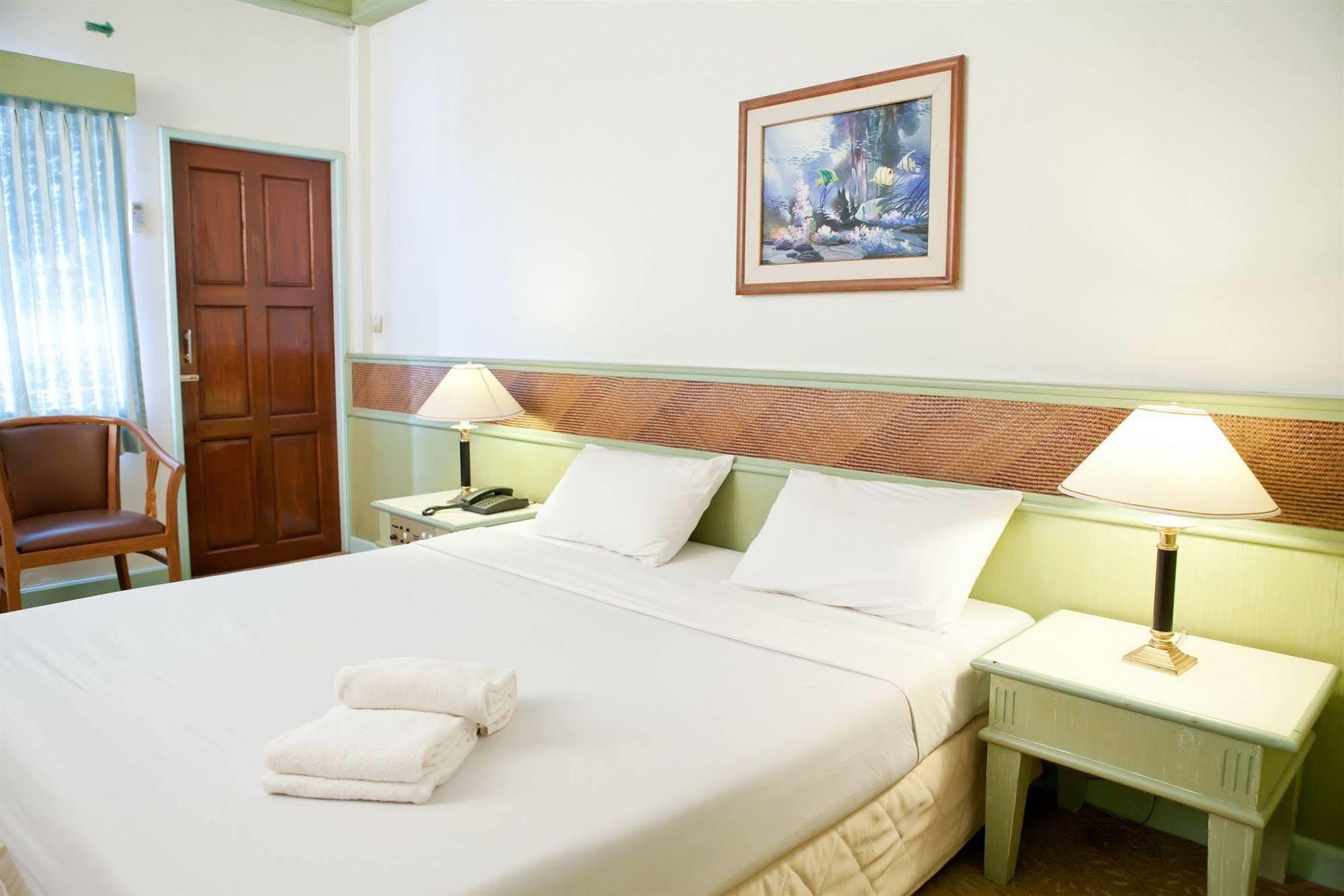 Tanyong Hotel Наратхиват Экстерьер фото